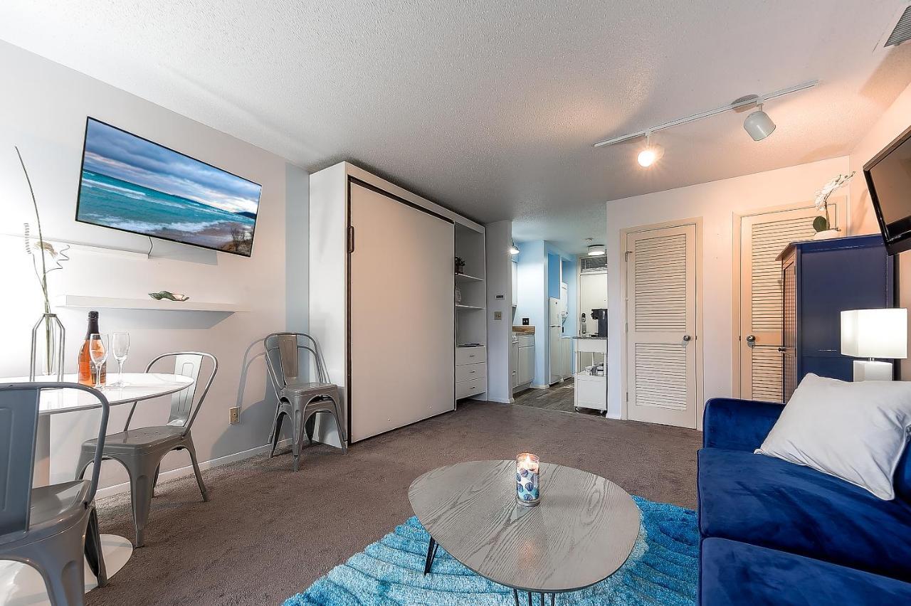 Beautiful Lake View Studio Condo At The Shores Traverse City Exterior photo