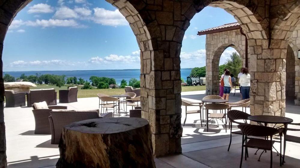 Beautiful Lake View Studio Condo At The Shores Traverse City Exterior photo