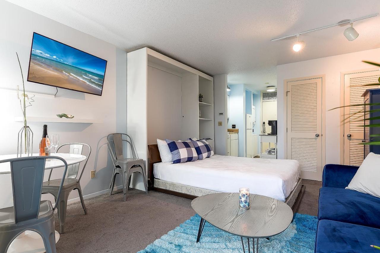 Beautiful Lake View Studio Condo At The Shores Traverse City Exterior photo